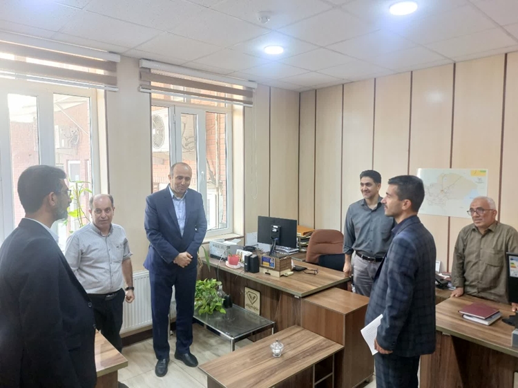 بازدید معاون هماهنگی امور اقتصادی استانداری قم از اداره کل دامپزشکی به مناسبت هفته دامپزشکی